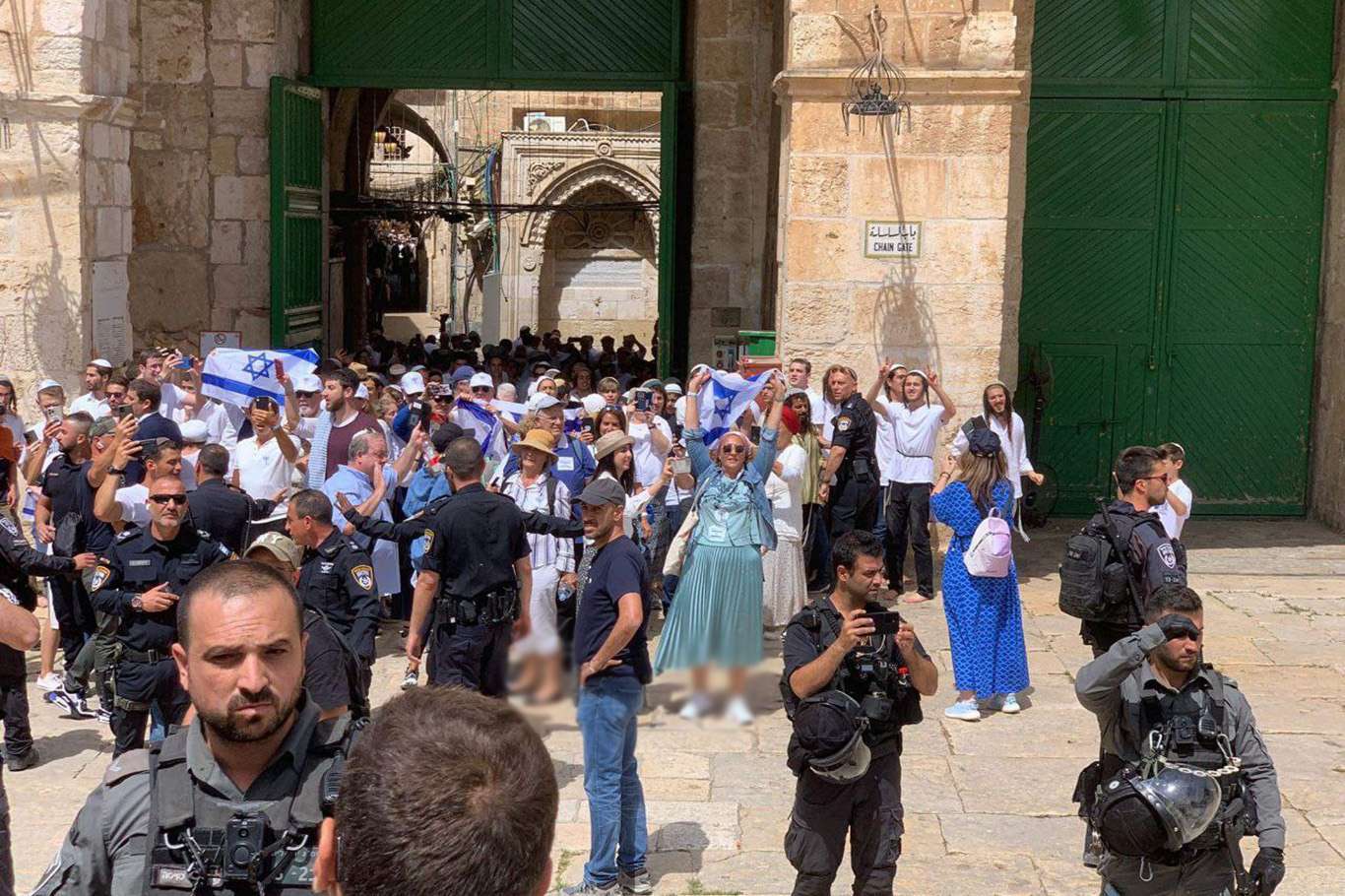 Nearly 2,000 settlers defile Aqsa Mosque ahead of flag march in Jerusalem